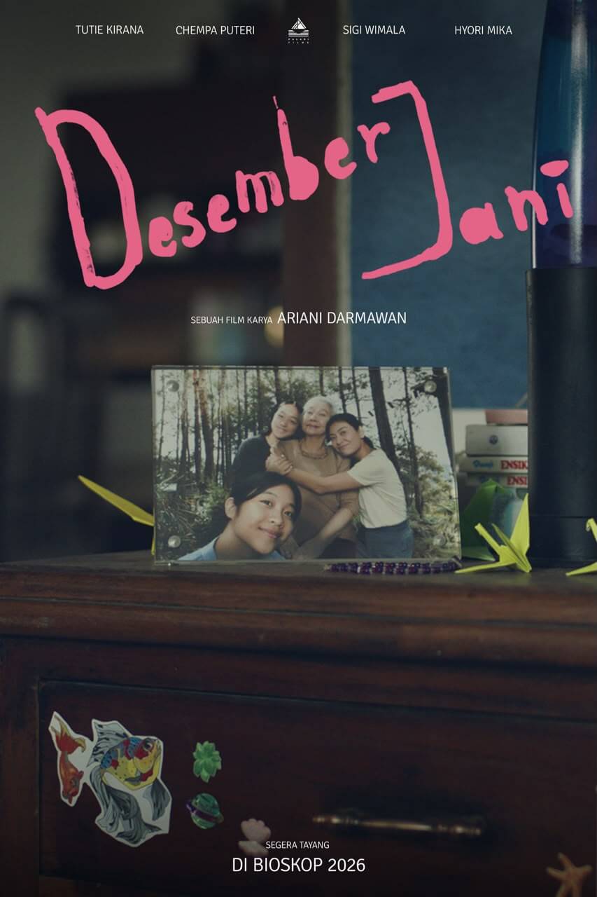 Poster Desember Jani menampilkan foto keluarga di atas meja, judul berwarna merah muda, dan tulisan Di Bioskop 2026.